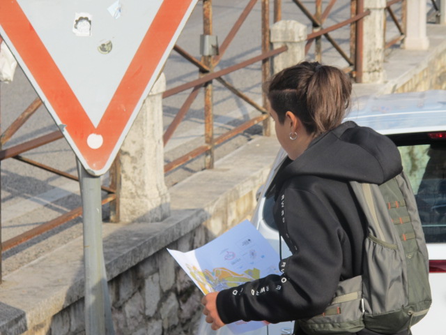 Uno studente durante l'orienteering