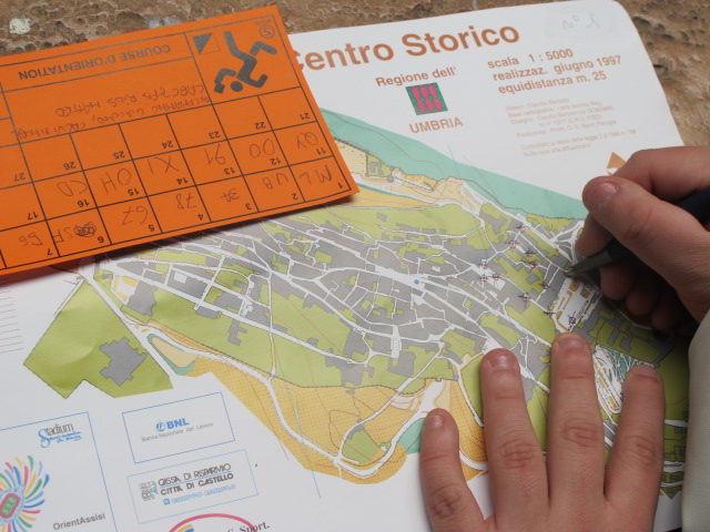 Con bussole e mappe tra gli antichi vicoli di Assisi