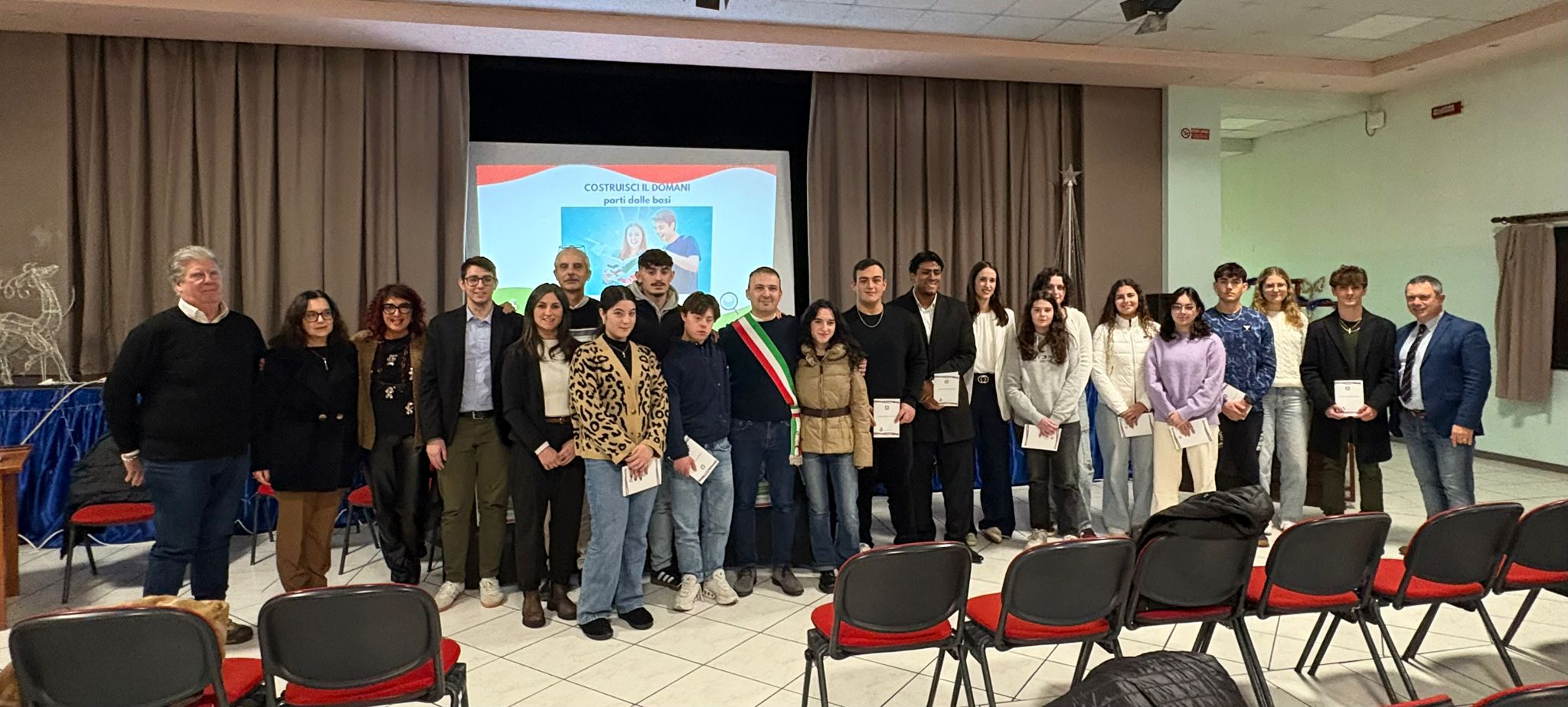 “Costruisci il domani, parti dalle basi” – Corciano celebra i suoi neomaggiorenni con la consegna della Costituzione “Costruisci il domani, parti dalle basi” – Corciano celebra i suoi neomaggiorenni con la consegna della Costituzione