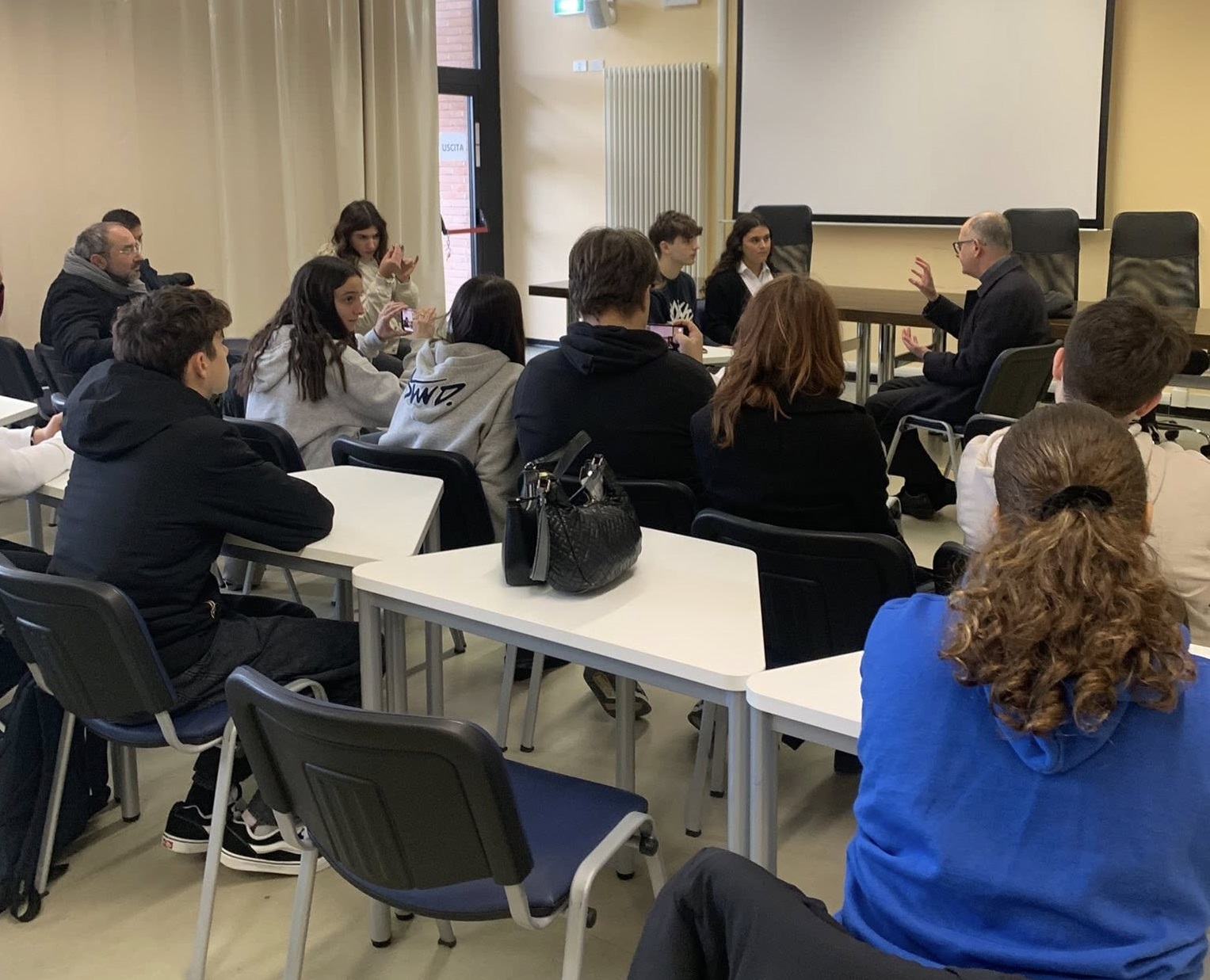 Città della Pieve – Mons. Maffeis a colloquio con i “giornalisti in erba” del Calvino Città della Pieve – Mons. Maffeis a colloquio con i “giornalisti in erba” del Calvino