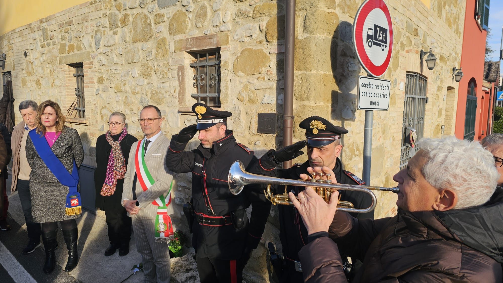 Immagine della cerimonia di disvelamento delle Pietre d’Inciampo a Bastia Umbra 