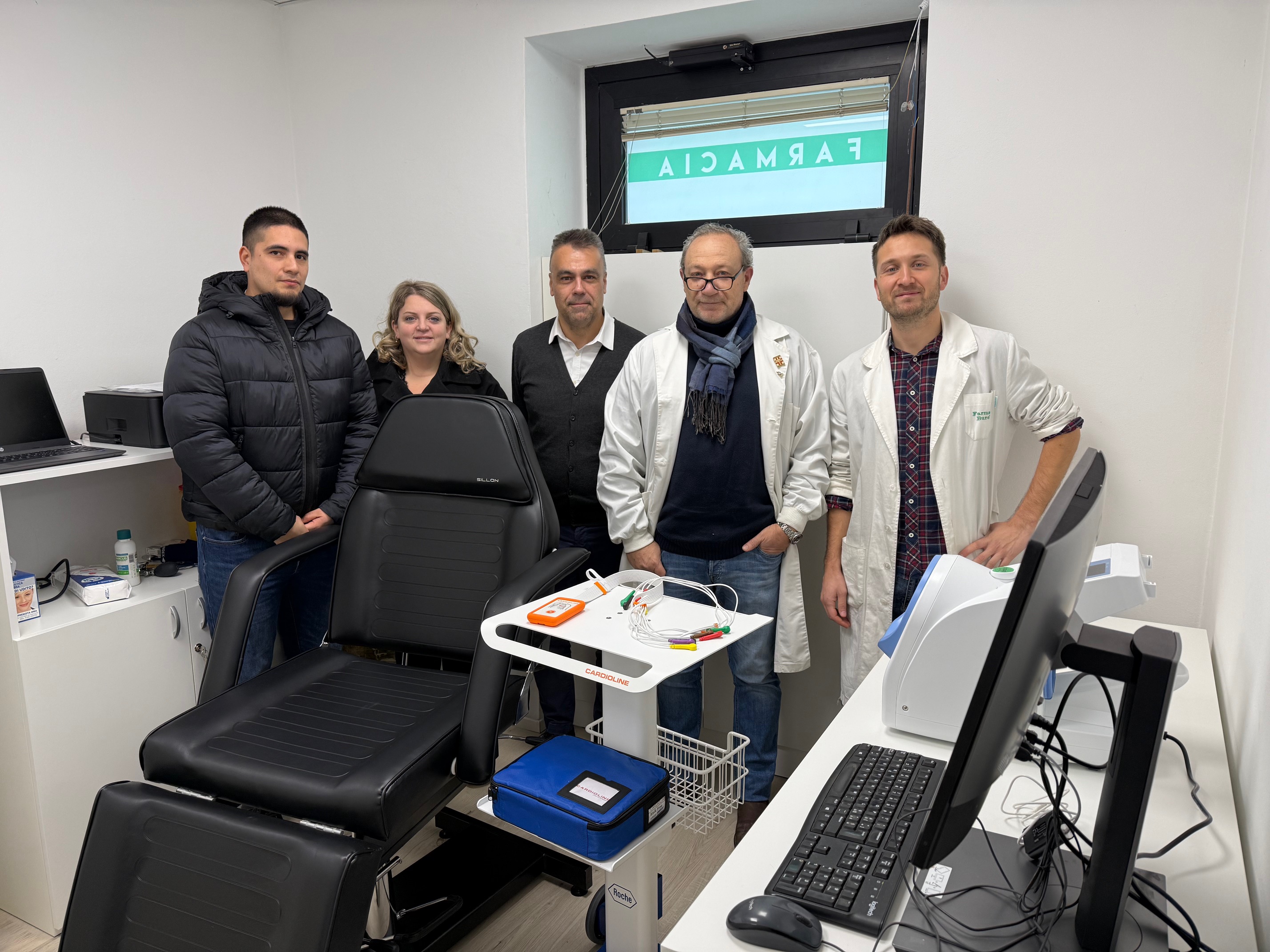 Immagine della visita dell'amministrazione comunale alla farmacia di Montone