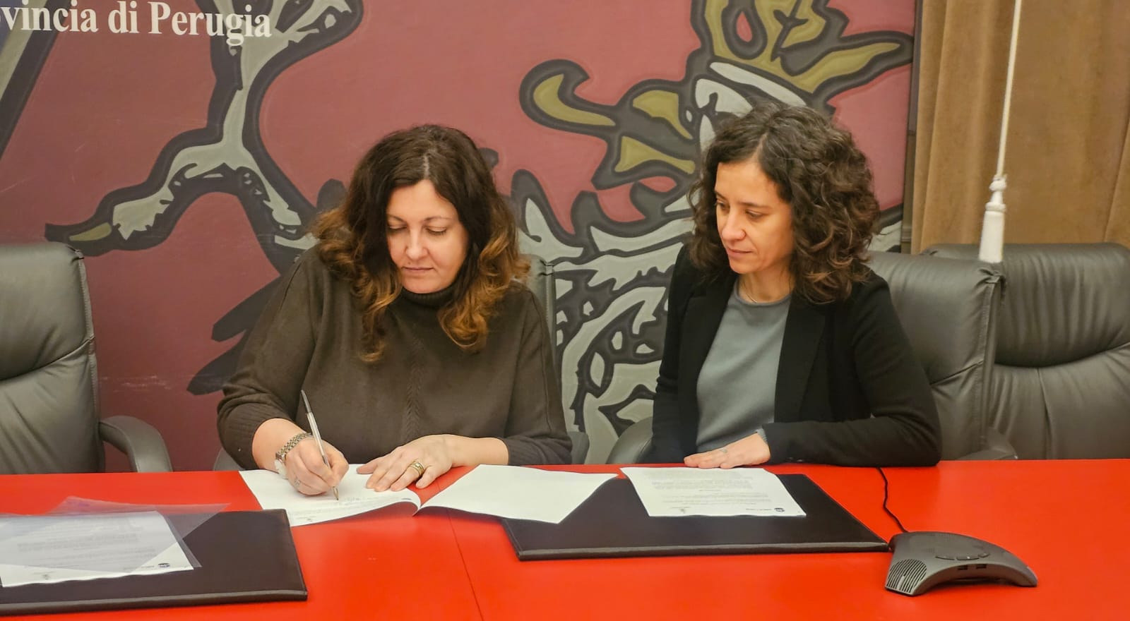 La Consigliera di Parità della Provincia di Perugia, Elena Bistocchi, e Valentina Tiecco della Cooperativa Sociale Arca di Noè mentre firmano il protocollo