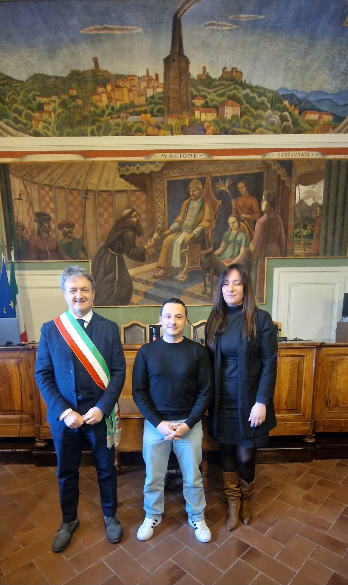 L'atleta con il sindaco Lagetti e l'assessora Burzigotti