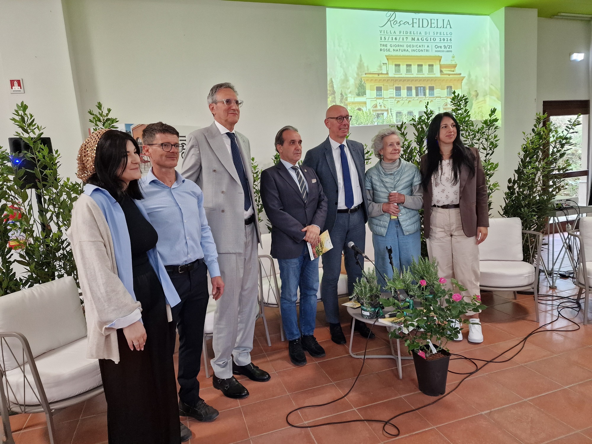 Foto di gruppo all'inaugurazione 