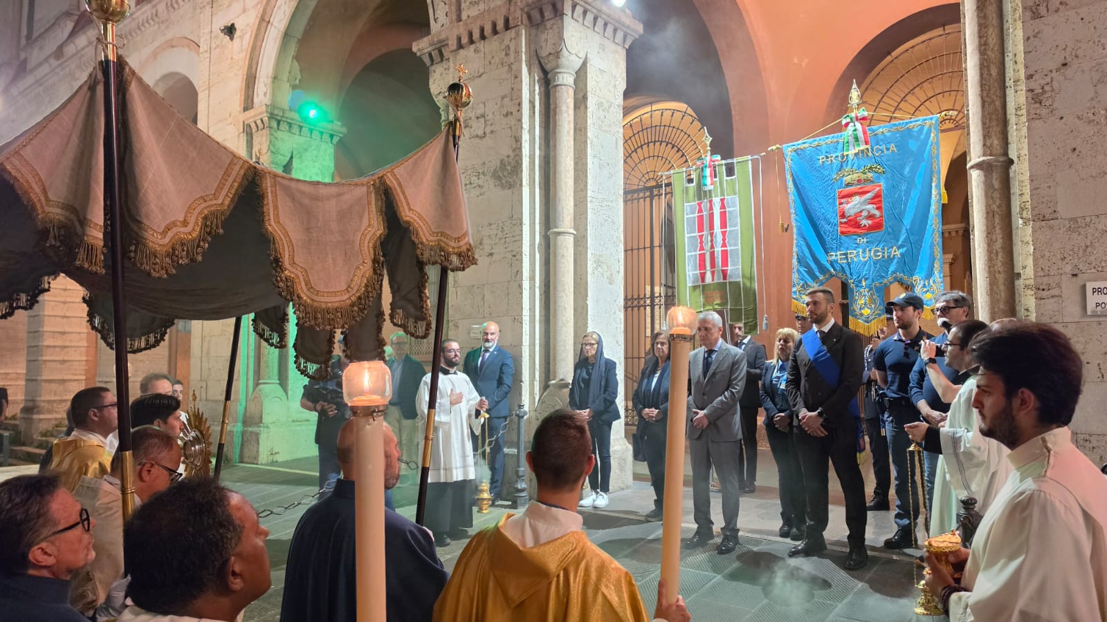 La benedizione davanti al Palazzo della Provincia durante le celebrazioni del Corpus Domini