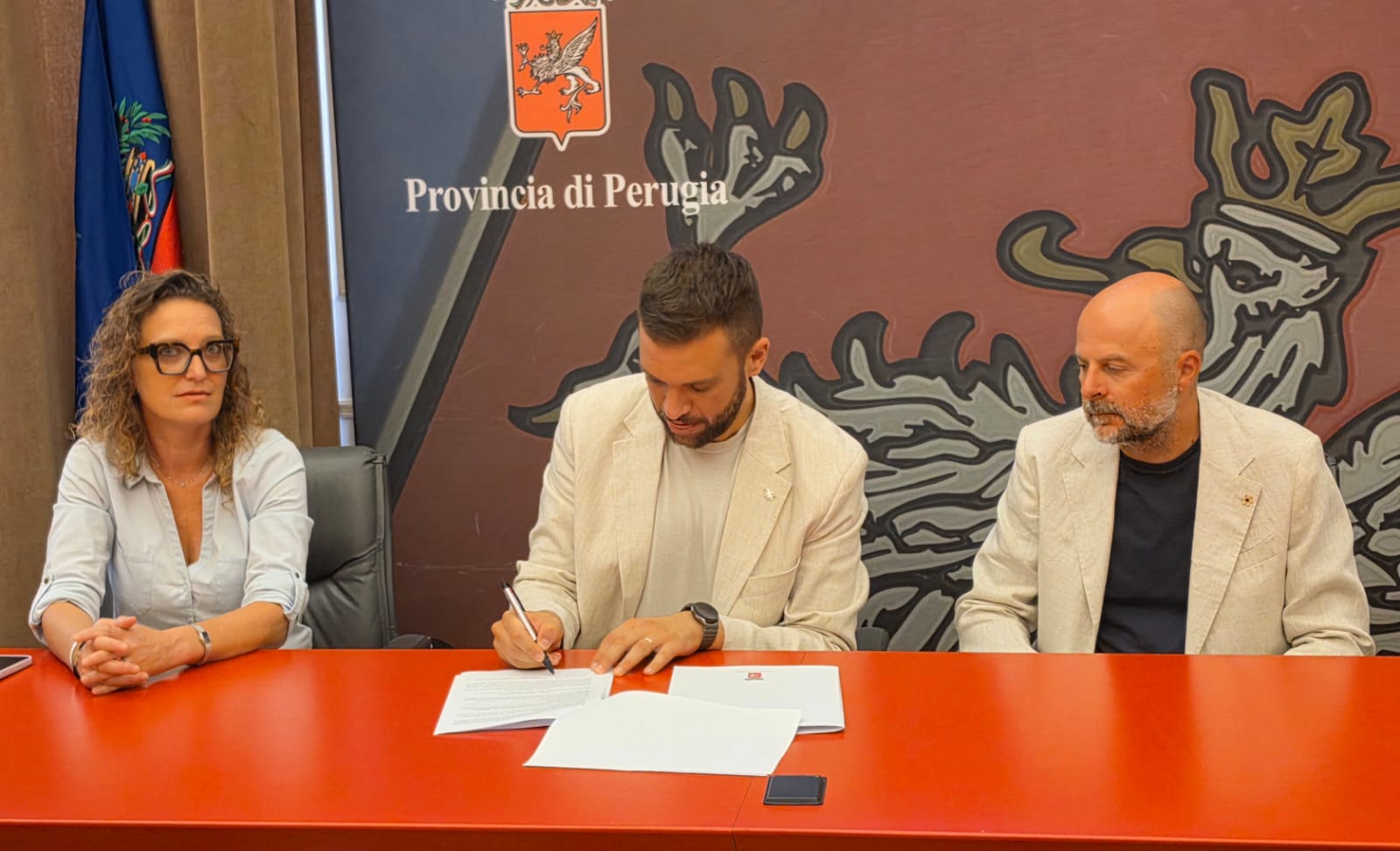 Il vicepresidente della Provincia Riccardo Vescovi mentre firma il protocollo