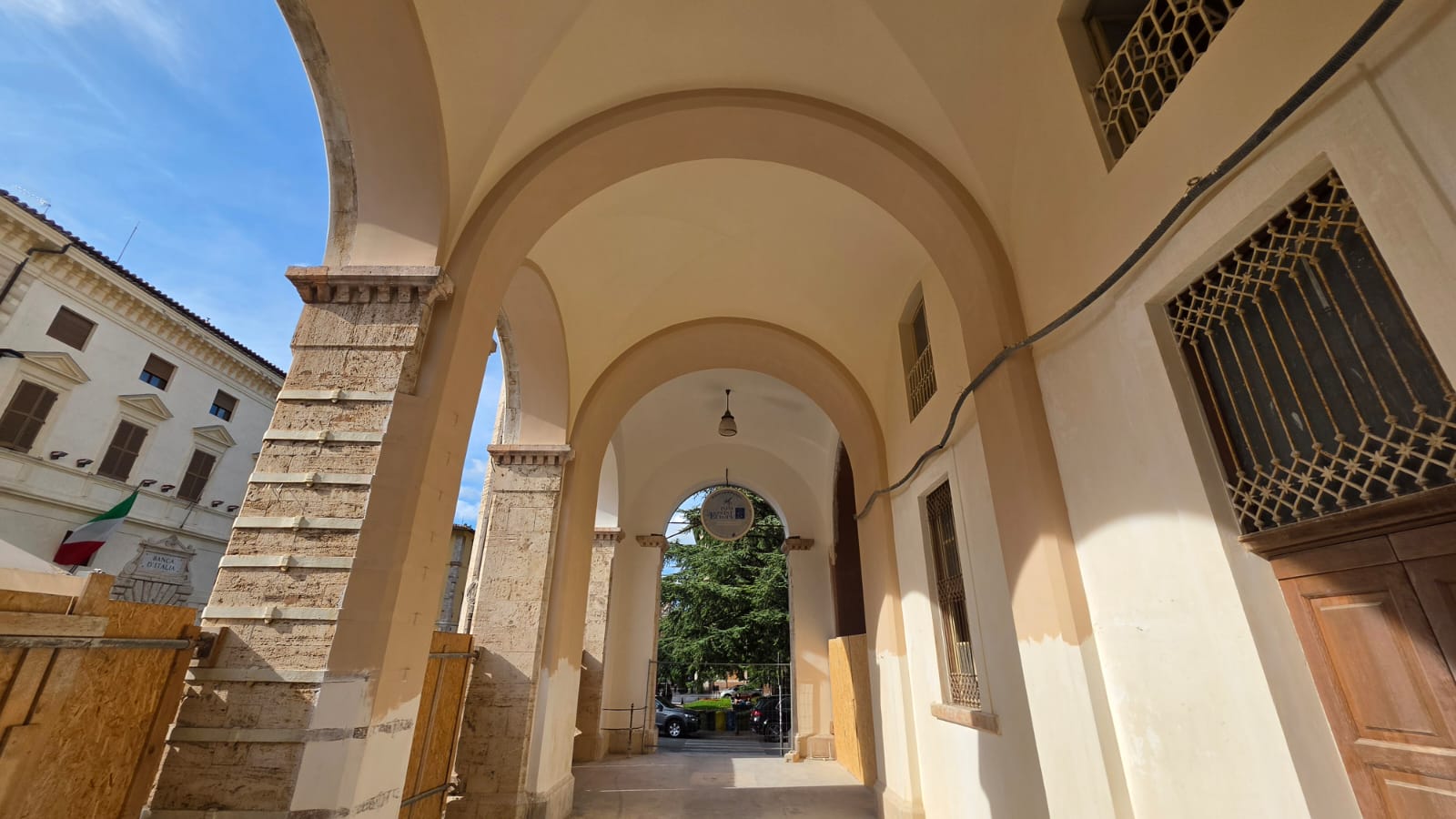 Il portico sotto il Palazzo della Provincia