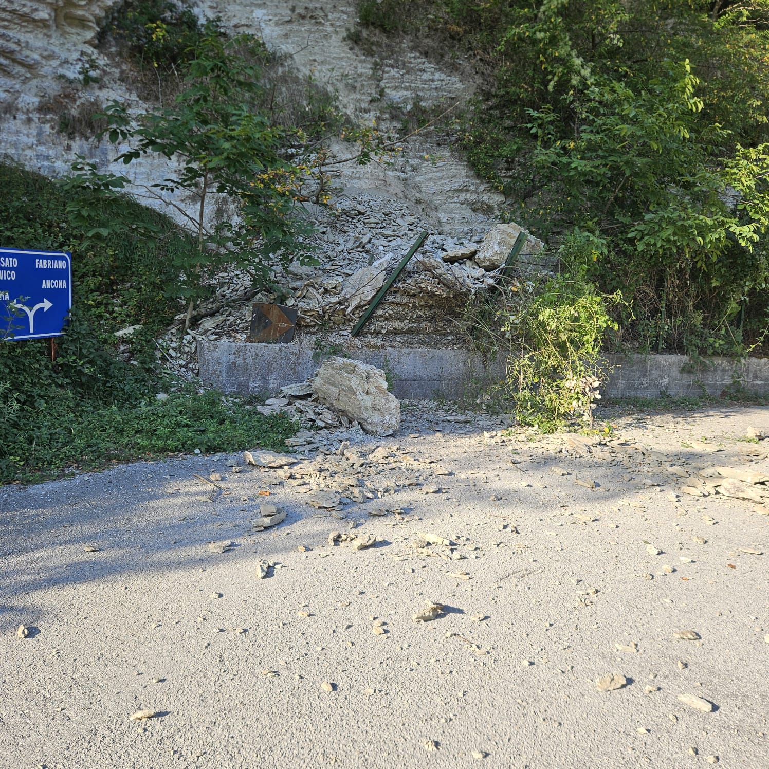 La caduta dei massi sulla carreggiata