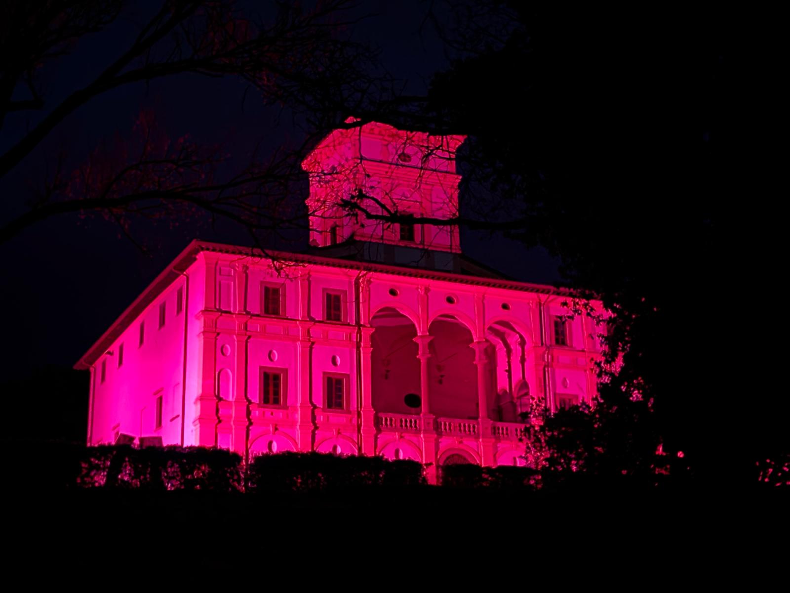 Villa Magherini Graziani illuminata di rosa