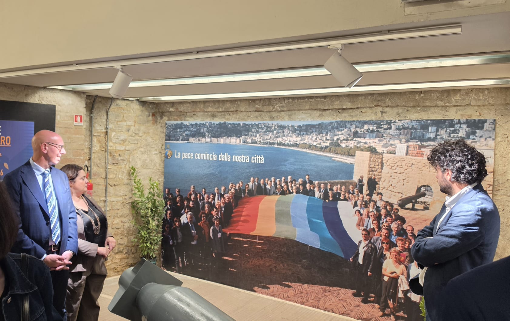 Il presidente Presciutti davanti ad una foto sulla Marcia della Pace