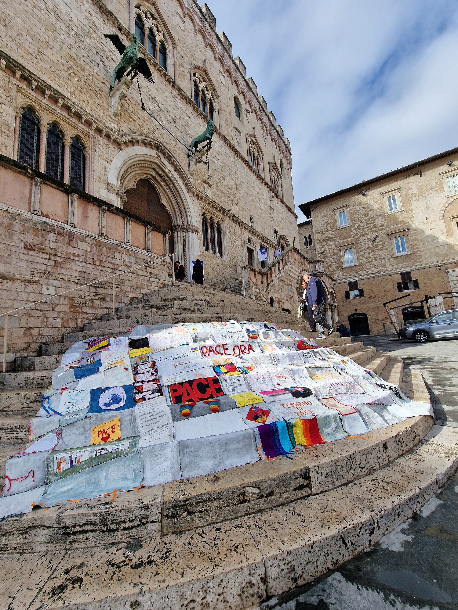 Disegni sulla pace sulle scale di Palazzo dei Priori